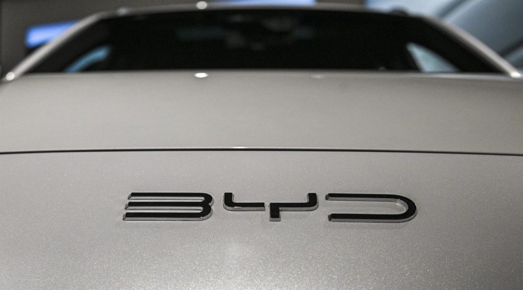 BYD duplica su beneficio hasta abril, alcanzando 1.115 millones y supera a Tesla en el mercado