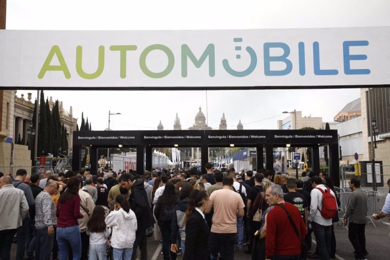 El Automobile Barcelona 2025 brilló en su primer día abierto al público en Montjuïc