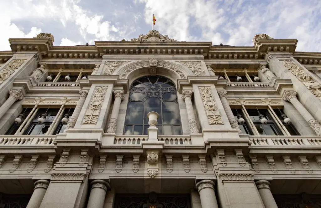 El Banco de España estudia limitar condiciones de préstamos ante posibles riesgos económicos