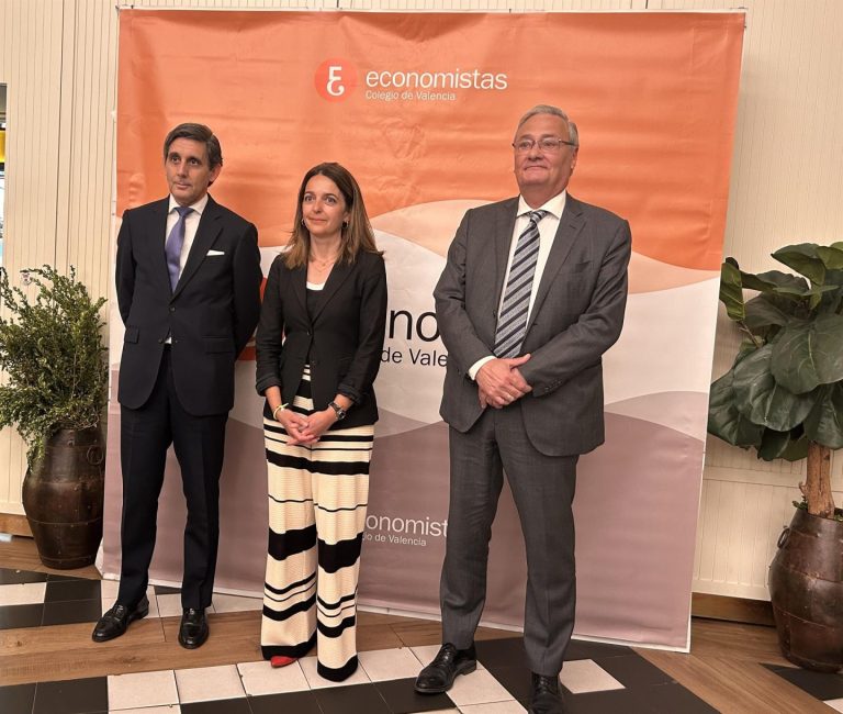 El COEV premia a Álvarez-Pallete como ‘Directivo del Año 2024’ por su labor en Telefónica