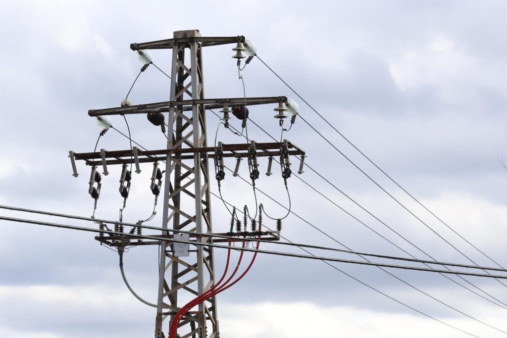 El precio de la luz baja a 11 euros y habrá 10 horas con electricidad gratis o negativa