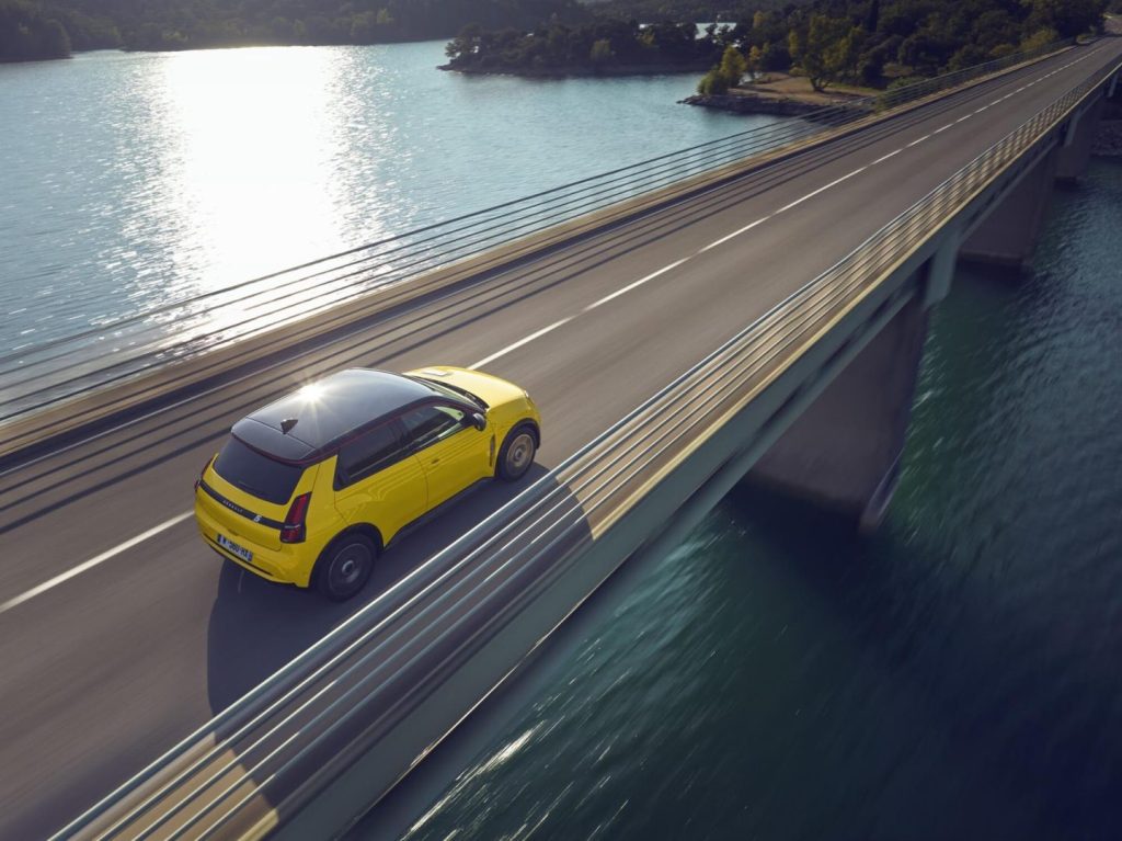 El Renault 5 supera a Tesla y se convierte en el coche eléctrico más vendido en abril en España