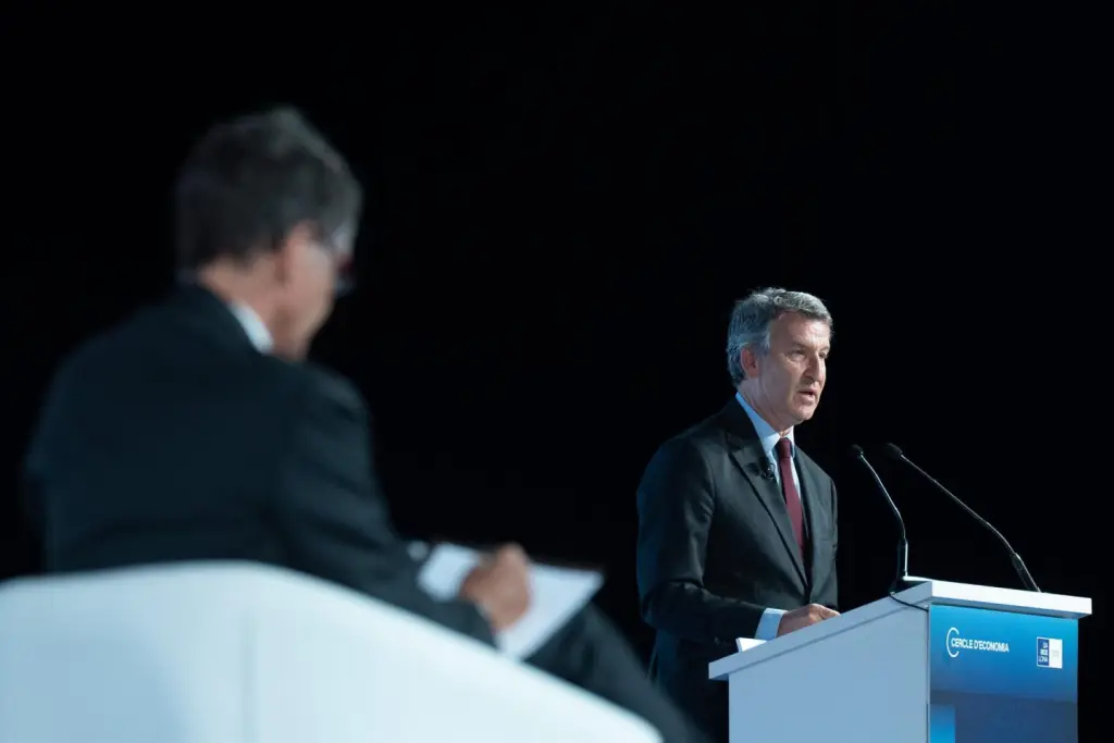 Feijóo critica la consulta del Gobierno sobre la OPA de BBVA y Sabadell por ser poco seria