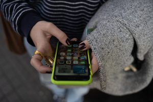 Una persona usa el teléfono móvil.