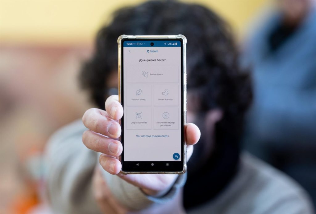 Una persona manda un bizum