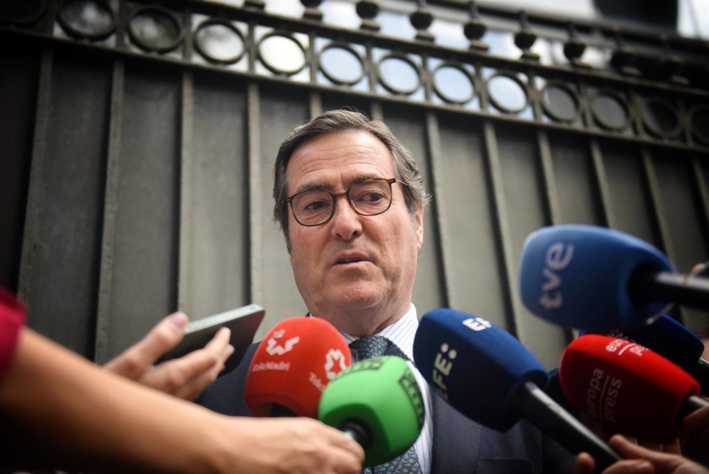 Garamendi pide al Gobierno que decida ya sobre la OPA del BBVA al Banco Sabadell