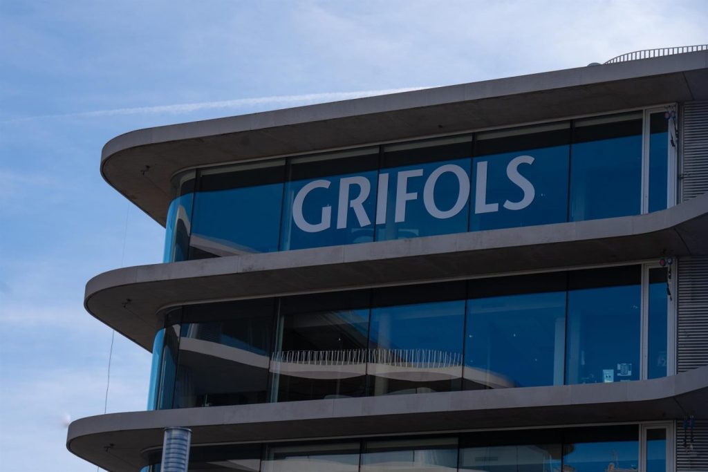 Grifols crece más del 4% en Bolsa tras triplicar sus ganancias y superar las expectativas de 2024