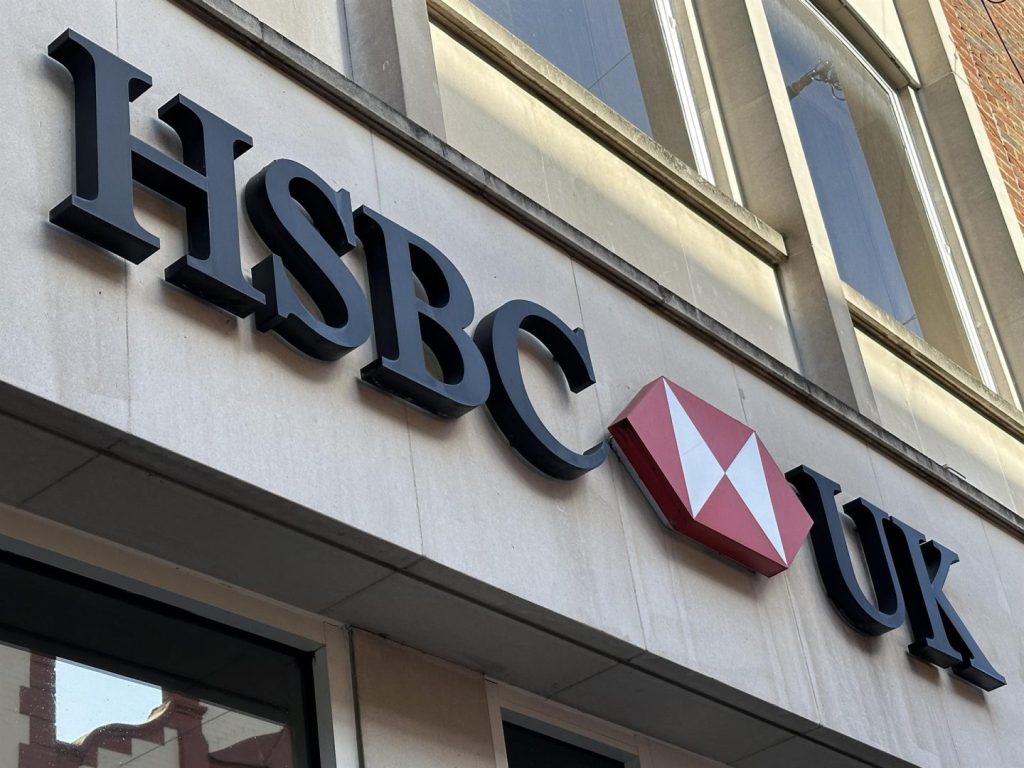 HSBC recomienda comprar acciones de BBVA y Sabadell por sus buenas perspectivas y la OPA