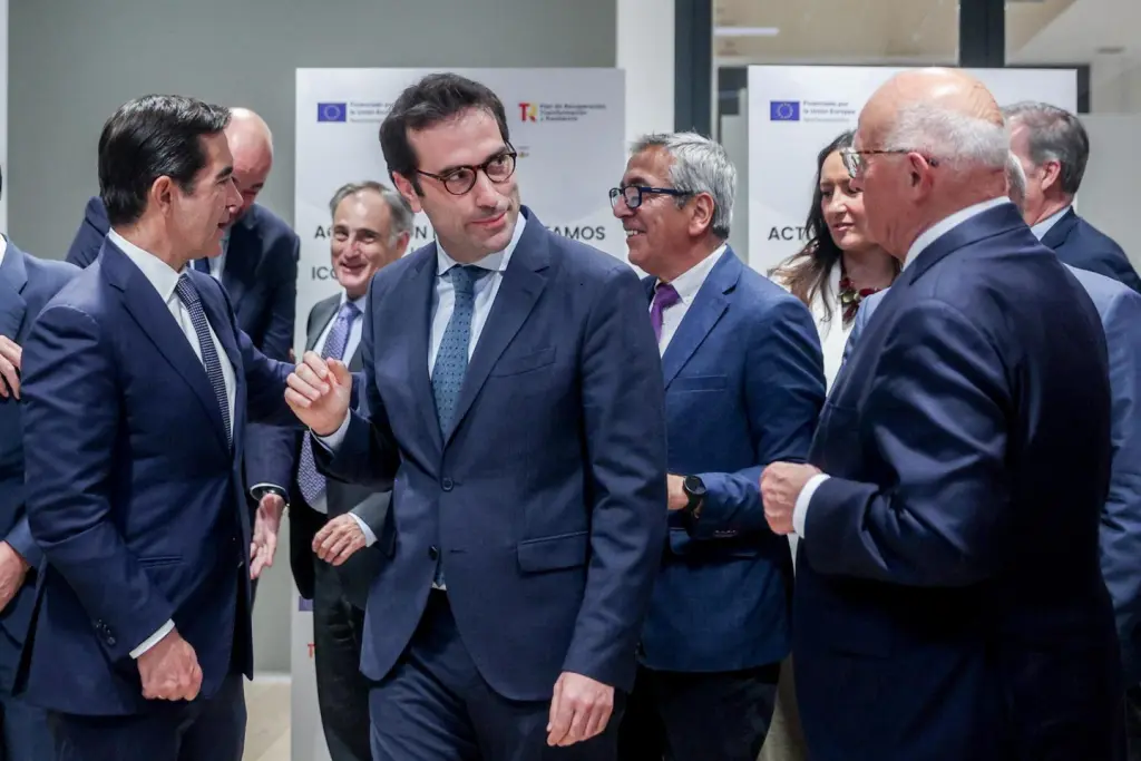La OPA de BBVA por Sabadell cumple un año y espera la decisión del Gobierno