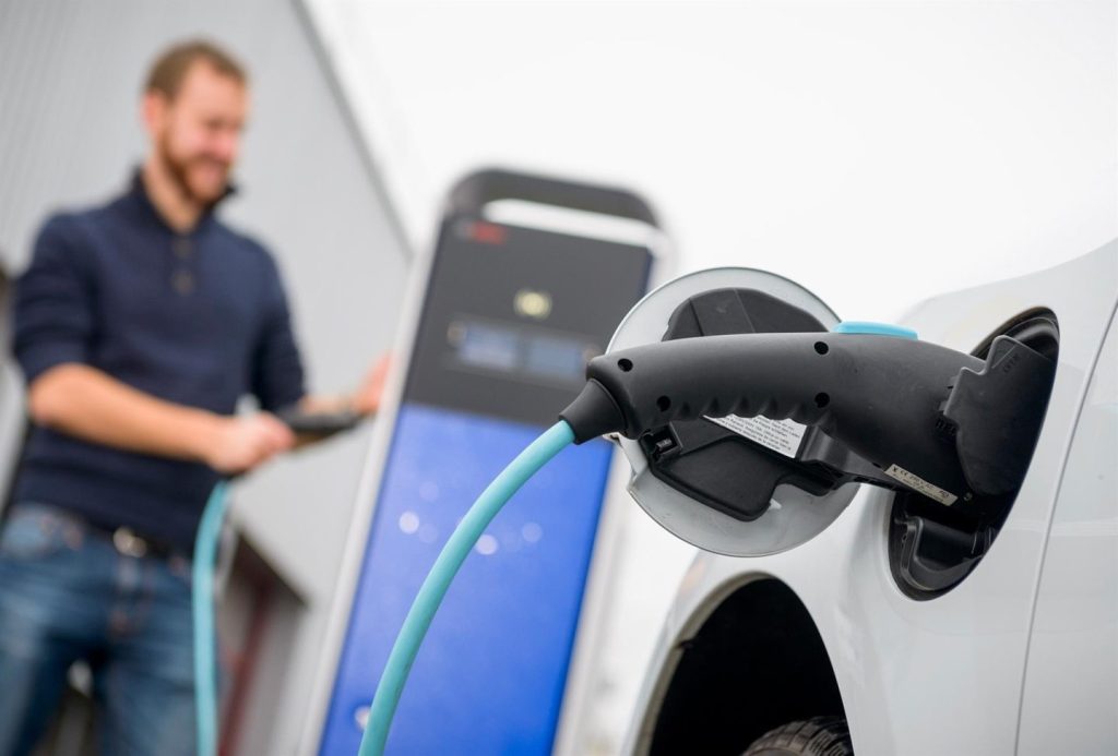 Las matriculaciones de coches eléctricos suben un 75% en abril, alcanzando las 7.003 unidades