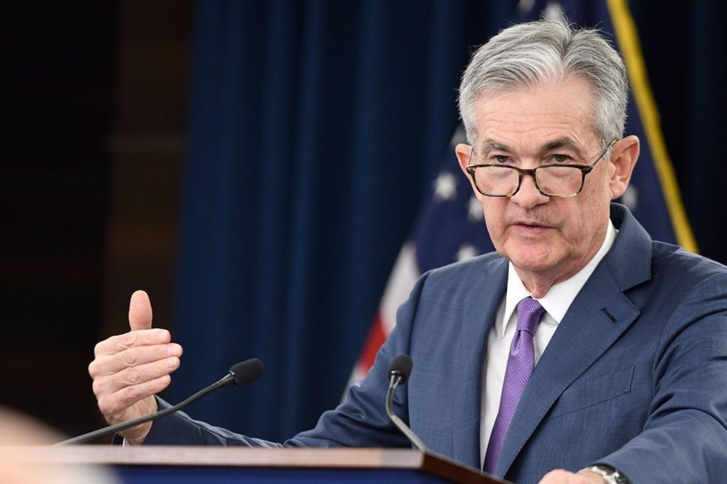 Powell avisa que los riesgos para empleo e inflación aumentan y sugiere esperar antes de actuar