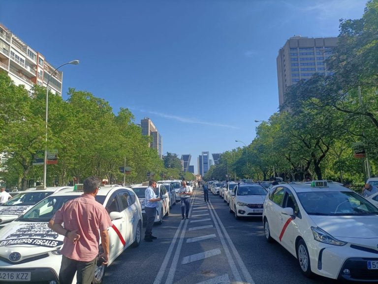 Taxistas marchan en Madrid contra nuevas licencias a Cabify y defienden el sector del taxi