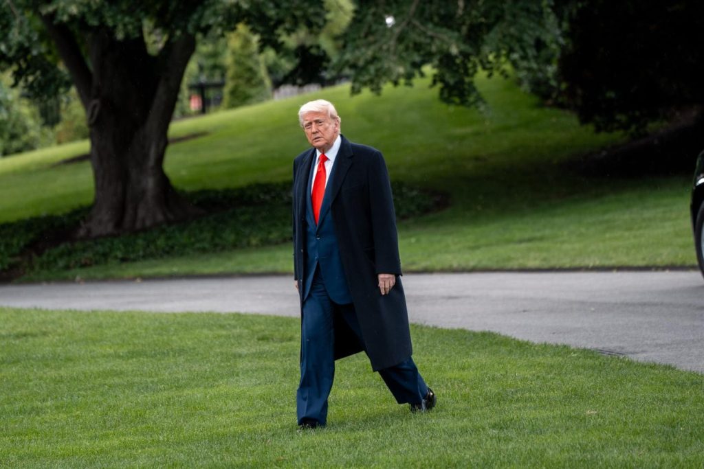 Trump dice que la UE evitará aranceles si sus empresas se trasladan a EEUU