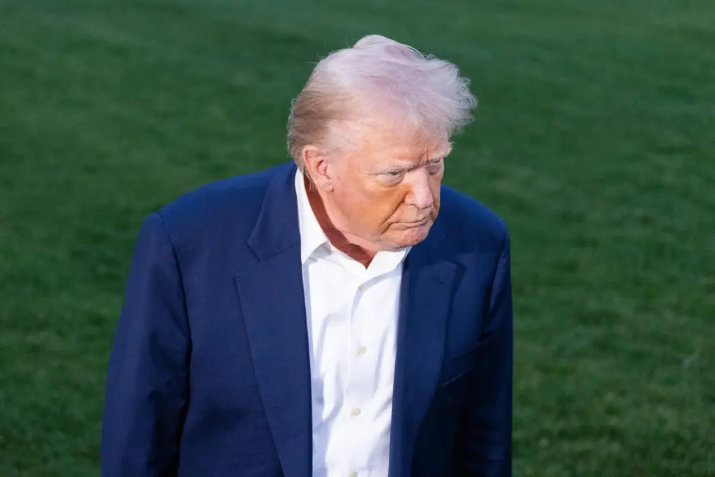 Trump firma una orden para fomentar la producción de medicamentos en EE.UU. ante posibles aranceles