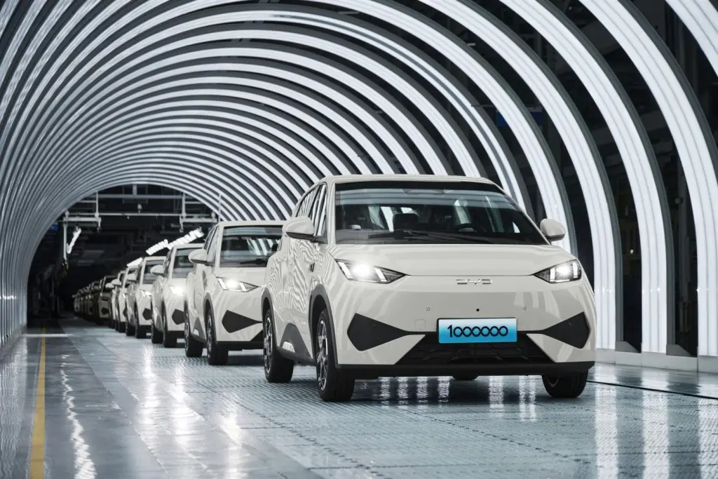 BYD celebra el millón de vehículos producidos del eléctrico Dolphin Surf tras 27 meses de fabricación