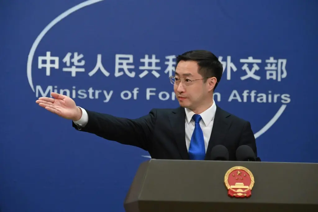 China asegura cumplir sus compromisos y pide a EE.UU. trabajar juntos para aplicar el acuerdo comercial.
