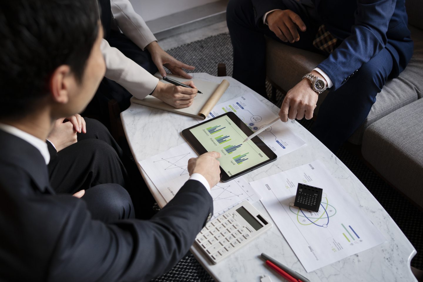 Cómo invertir dinero en 2025 en un contexto de tarifas de Estados Unidos