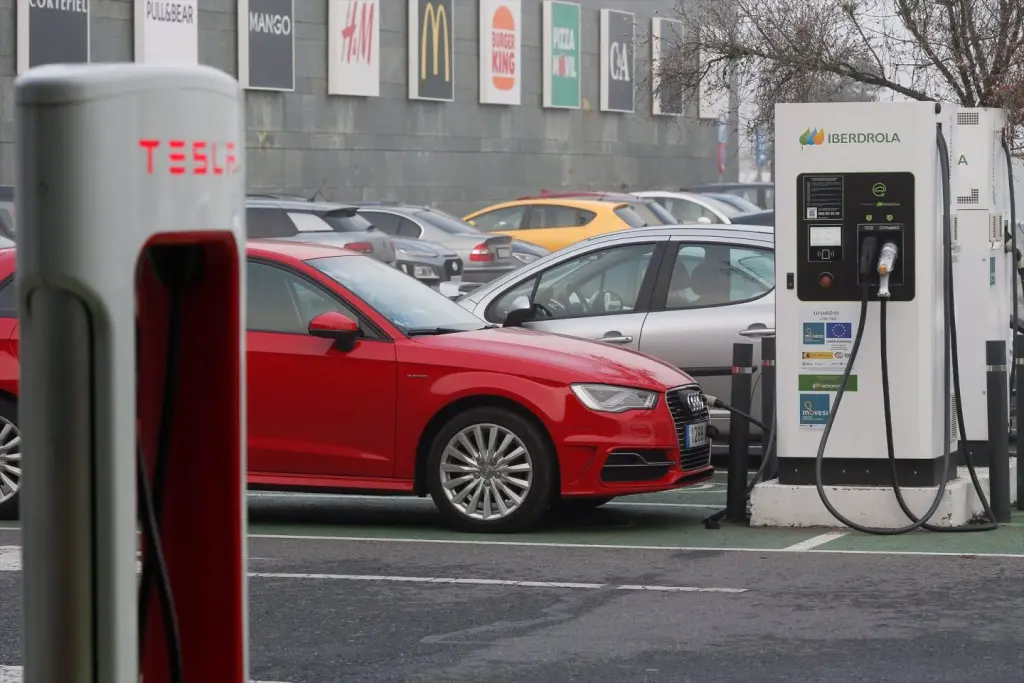 El Banco de España alerta del retraso de España en puntos de recarga para coches eléctricos.