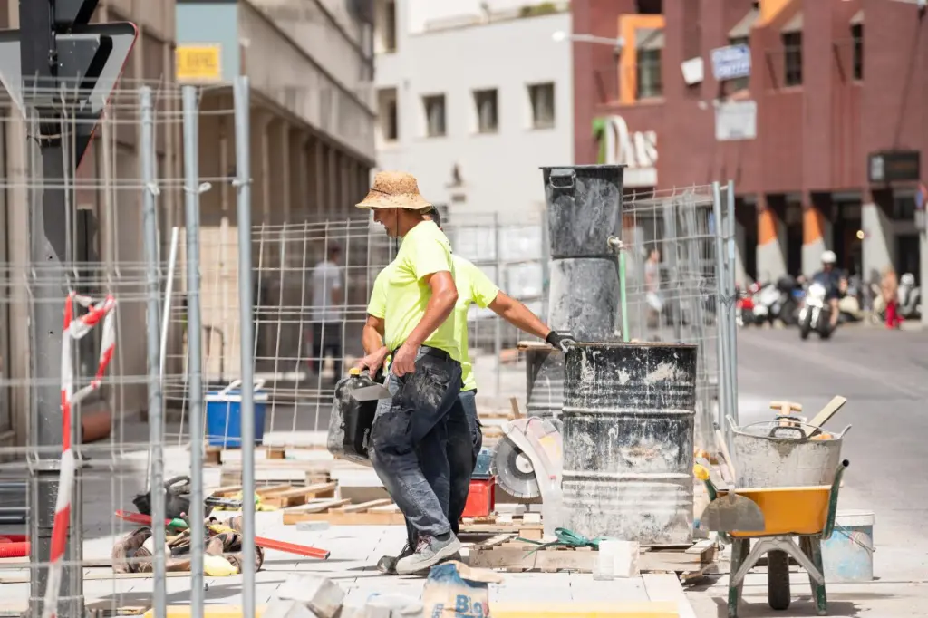 El desempleo en construcción bajó un 7,2% en 2024, pero el 44,4% son parados de larga duración