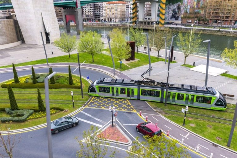 El Gobierno destina 319 millones a comunidades y ciudades por rebajas en transporte público.