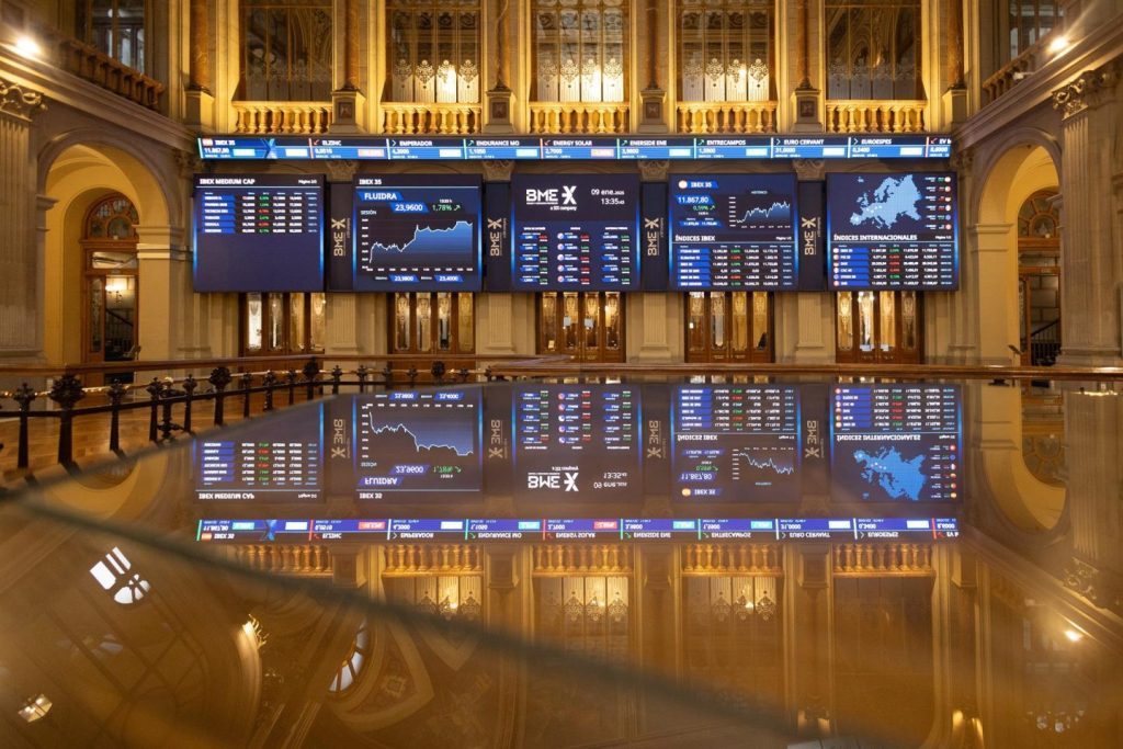 El Ibex 35 baja un 0,08% y se mantiene en los 13.800 puntos tras ataque de EE.UU. a Irán.