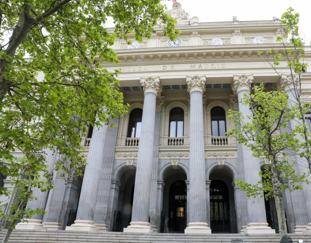 El Ibex 35 baja un 1,28% y se sitúa en 13.744 puntos tras la decisión de la Reserva Federal.
