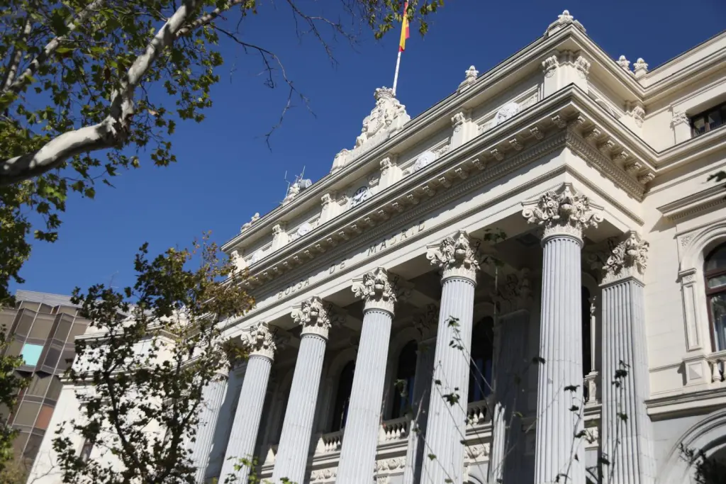 El Ibex 35 cae un 0,45% en la apertura y pierde los 13.900 puntos tras decisión de la Fed.