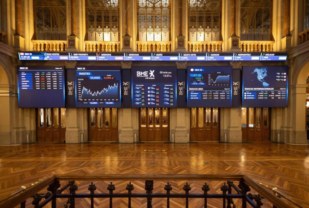 El Ibex 35 desciende y temporáneamente cae de los 14.200 puntos, luego se recupera.