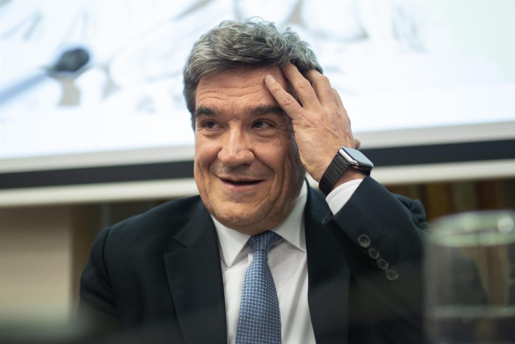 Escrivá defiende un Banco de España con análisis rigurosos y objetivos, sin ser tertulianos.