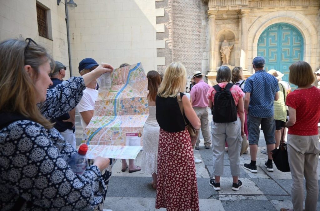 Archivo - Turistas en Castilla y León