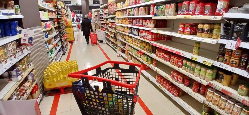Funcas alerta que la inflación media podría aumentar al 2,8% por el conflicto en Oriente Medio y el crudo.