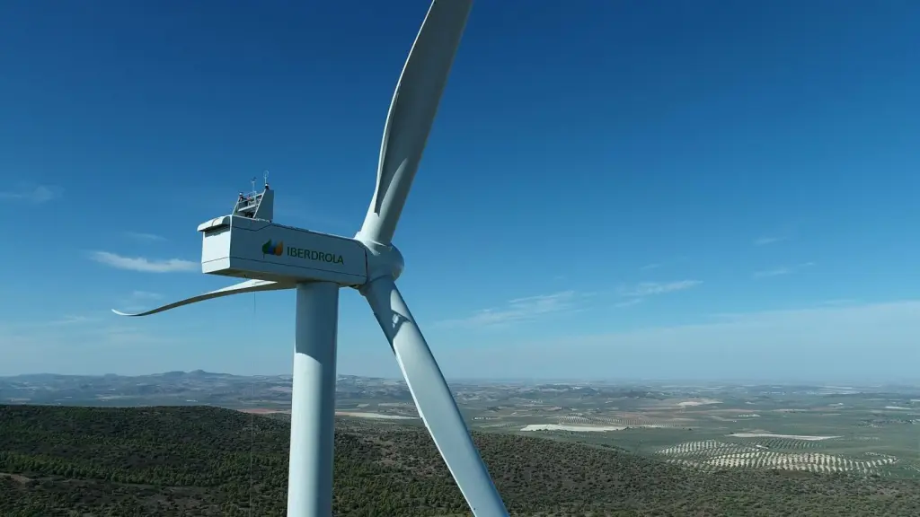 Iberdrola venderá energía eólica a Renfe hasta 2035, reduciendo el CO2 en dos millones de toneladas.