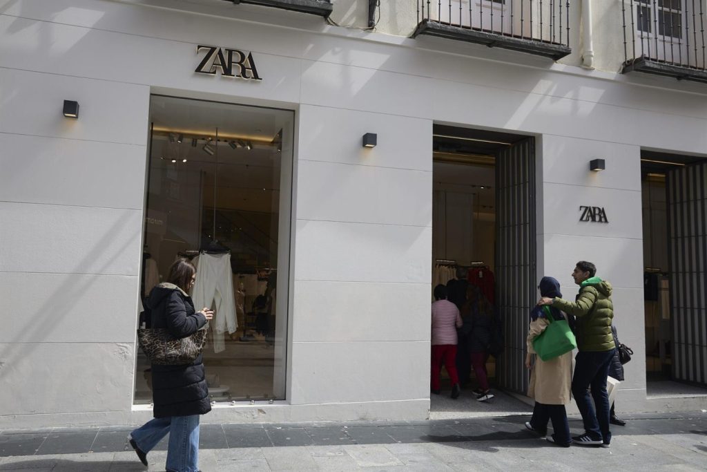 Inditex sufre su mayor caída desde abril con un 4,37% tras frenar su crecimiento trimestral.