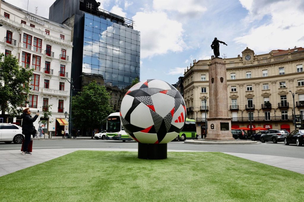 La CNMC investiga a la UEFA por limitar la organización de competiciones europeas de fútbol