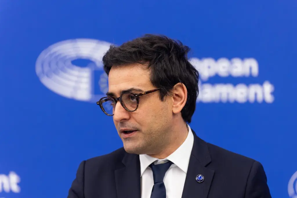 La UE busca materias primas en Reino Unido, Ucrania y Groenlandia para reducir dependencia de China