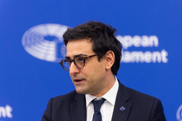 La UE busca materias primas en Reino Unido, Ucrania y Groenlandia para reducir dependencia de China