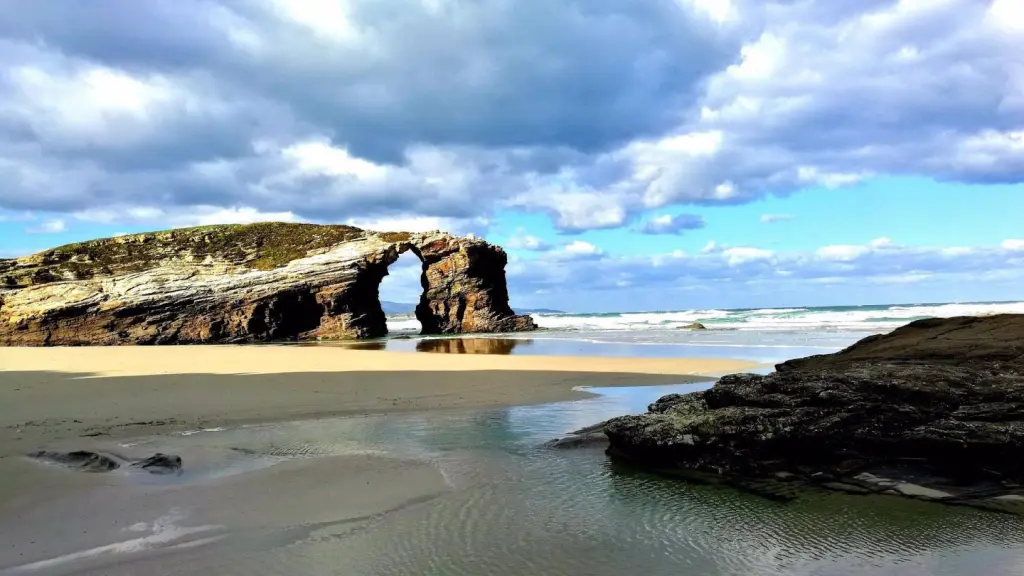 Las Catedrales, la Malvarrosa y Muro son las playas más buscadas por los españoles en 2024.