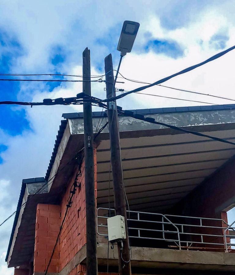 Las grandes eléctricas aseguran cumplir las normas de control de tensión y niegan ser responsables del apagón.