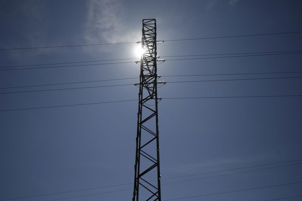 Las grandes eléctricas critican a REE por no asumir responsabilidades tras el informe del Gobierno