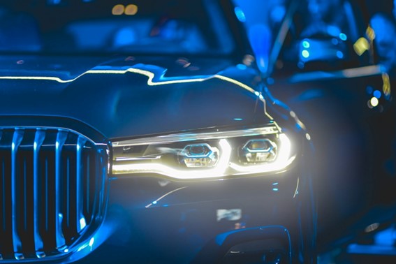 Luces LED vs. Halógenas en Coches: Comparativa Completa, Normativa 2025 y Consejos para la ITV