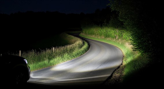 Luces LED vs. Halógenas en Coches: Comparativa Completa, Normativa 2025 y Consejos para la ITV