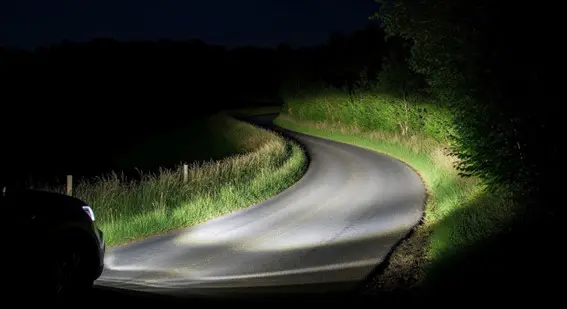 Luces LED vs. Halógenas en Coches: Comparativa Completa, Normativa 2025 y Consejos para la ITV