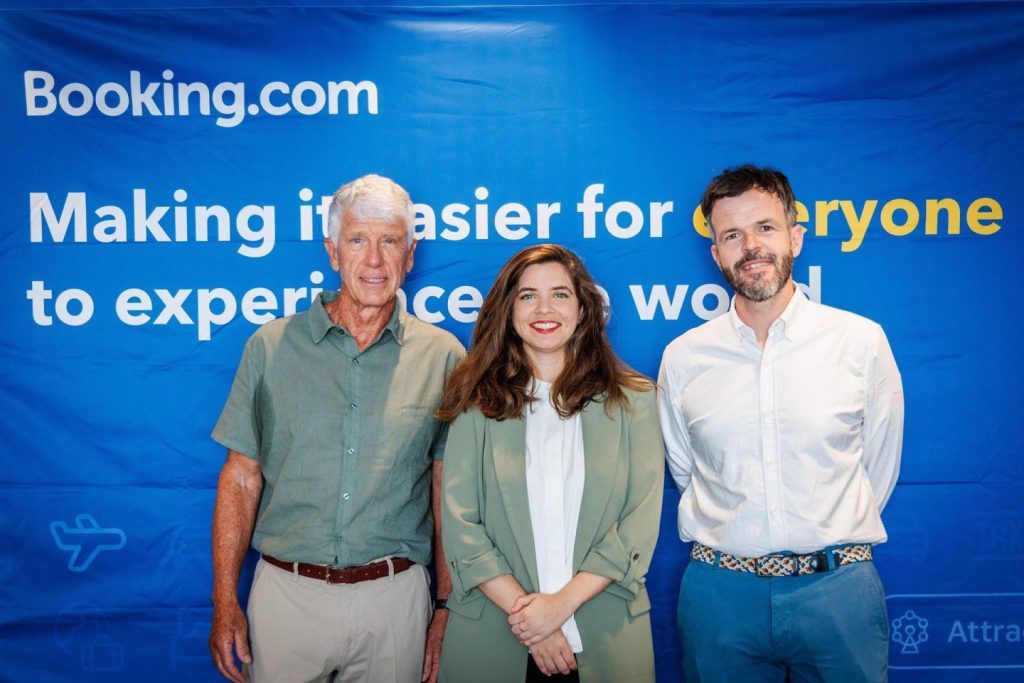 Más de la mitad de los españoles cree que el turismo beneficia su comunidad, según un informe de Booking.