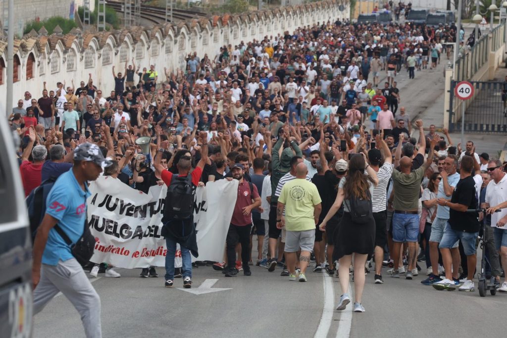 Miles de personas se manifiestan en Cádiz por un convenio justo para el sector del metal