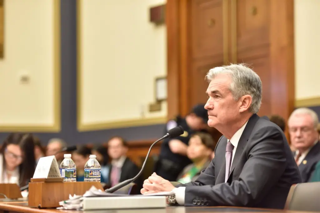 Powell descarta bajar tipos en julio y destaca la incertidumbre por aranceles de Trump en EE.UU.