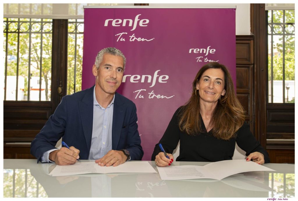 Renfe y Sonnedix firman un acuerdo para usar energía solar en el transporte de viajeros.