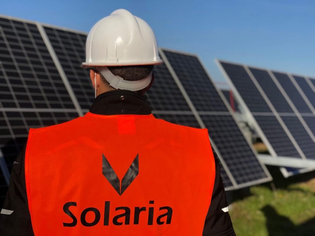 Solaria lidera alzas del Ibex 35 (+8%) tras duplicar ganancias y anunciar recompra de acciones.