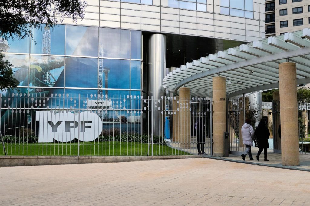 Argentina pide a EE.UU. suspender fallo sobre YPF, asegurando que es jurídicamente inaplicable