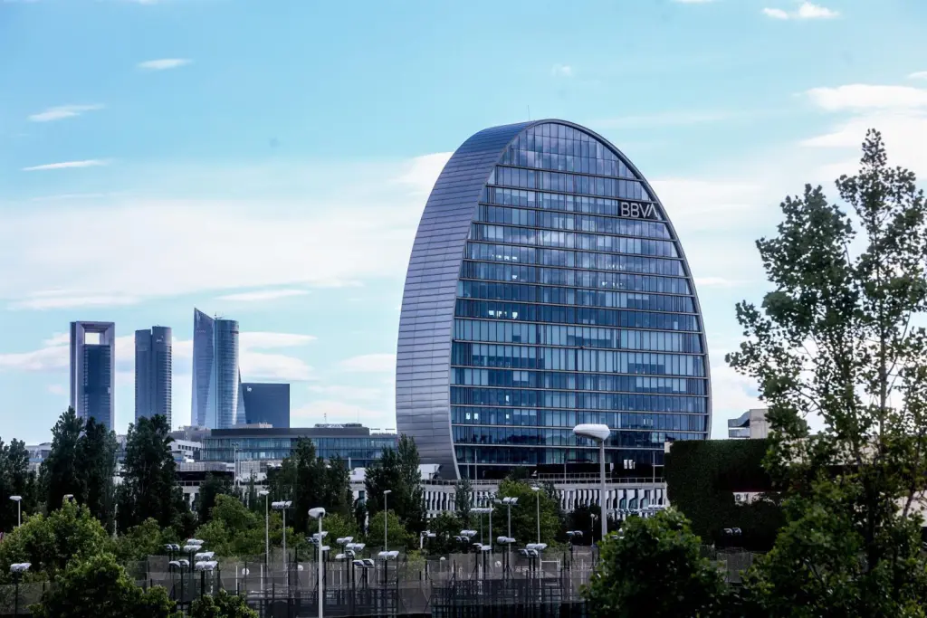 BBVA lanzará su OPA sobre Banco Sabadell a inicios de septiembre tras cerrar acuerdo con la CNMV