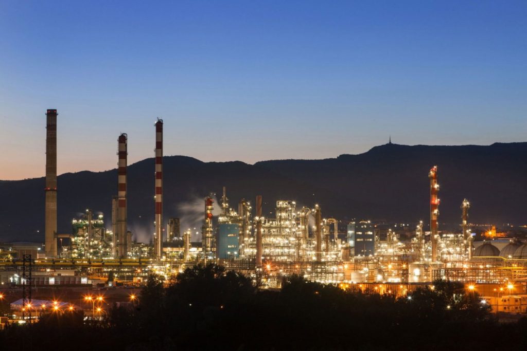 Bruselas impulsa la producción química en Europa para sectores del textil a la defensa y reducir dependencias